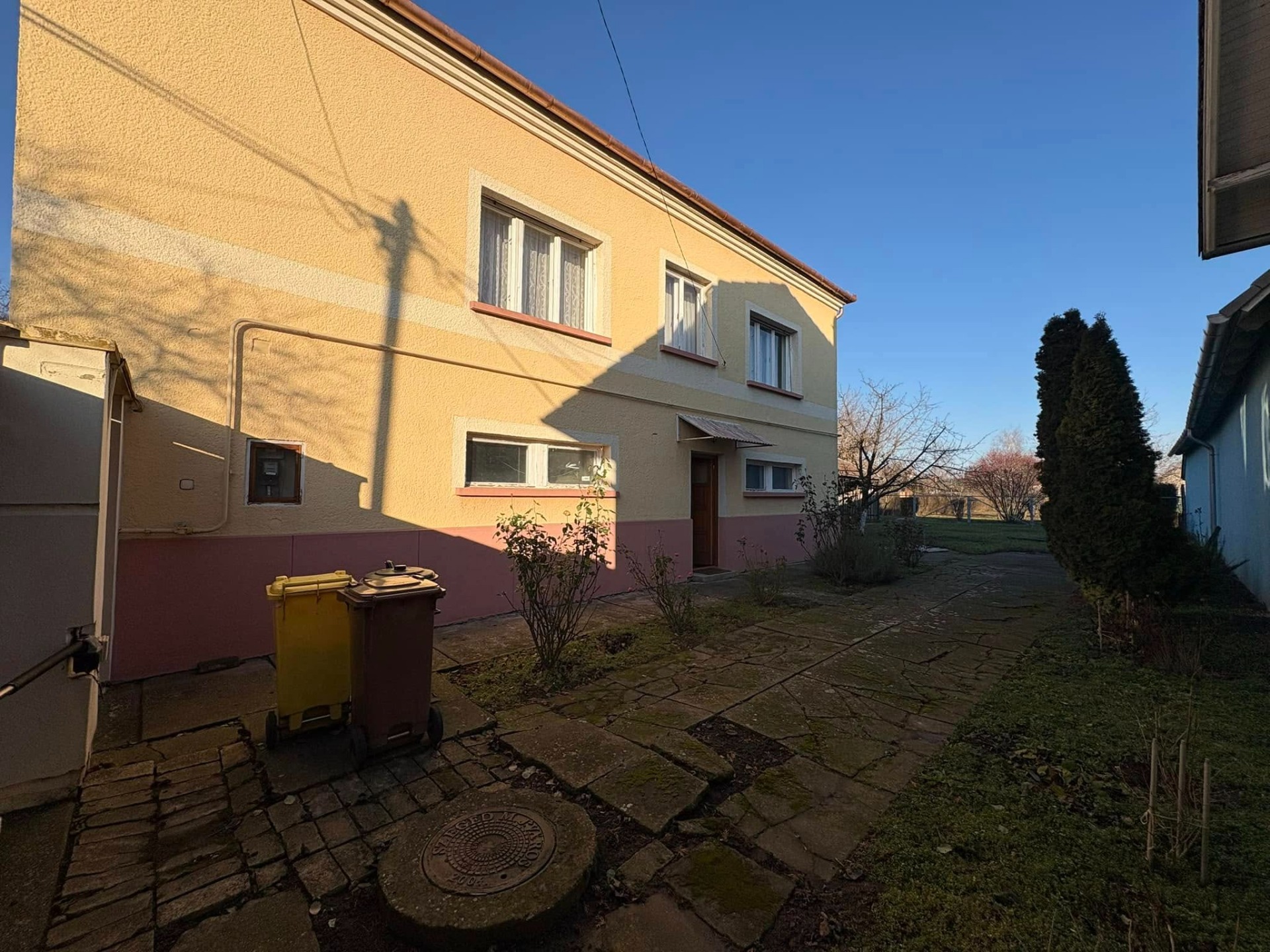 Eladó Szegeden, a Magyar utcában két szintes, két generáció együttélésére alkalmas 200 m²-es családi ház!