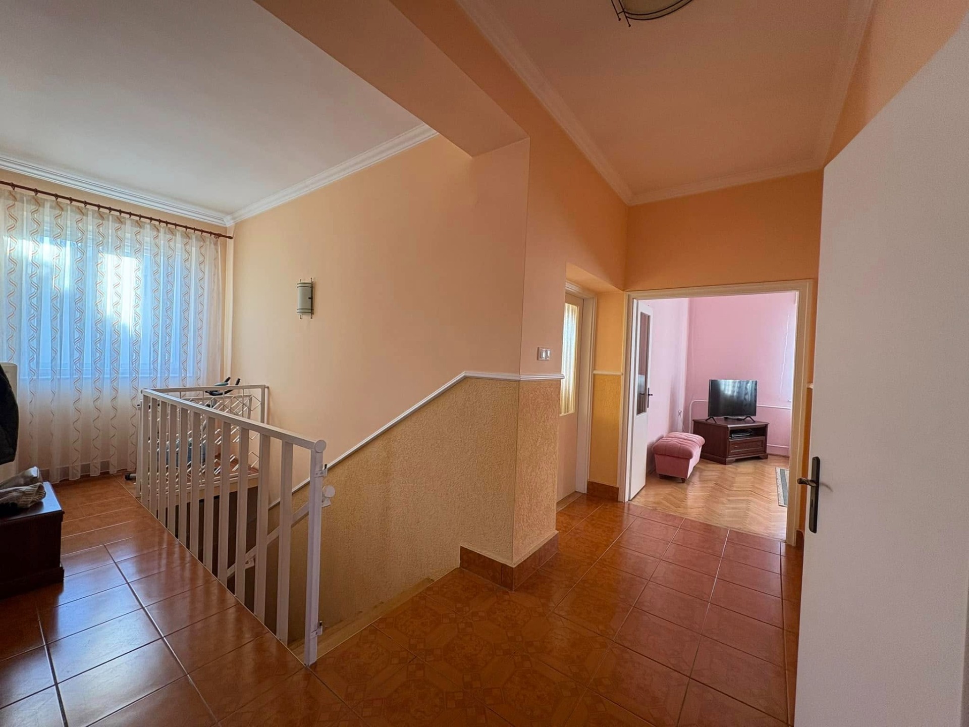 Eladó Szegeden, a Magyar utcában két szintes, két generáció együttélésére alkalmas 200 m²-es családi ház!