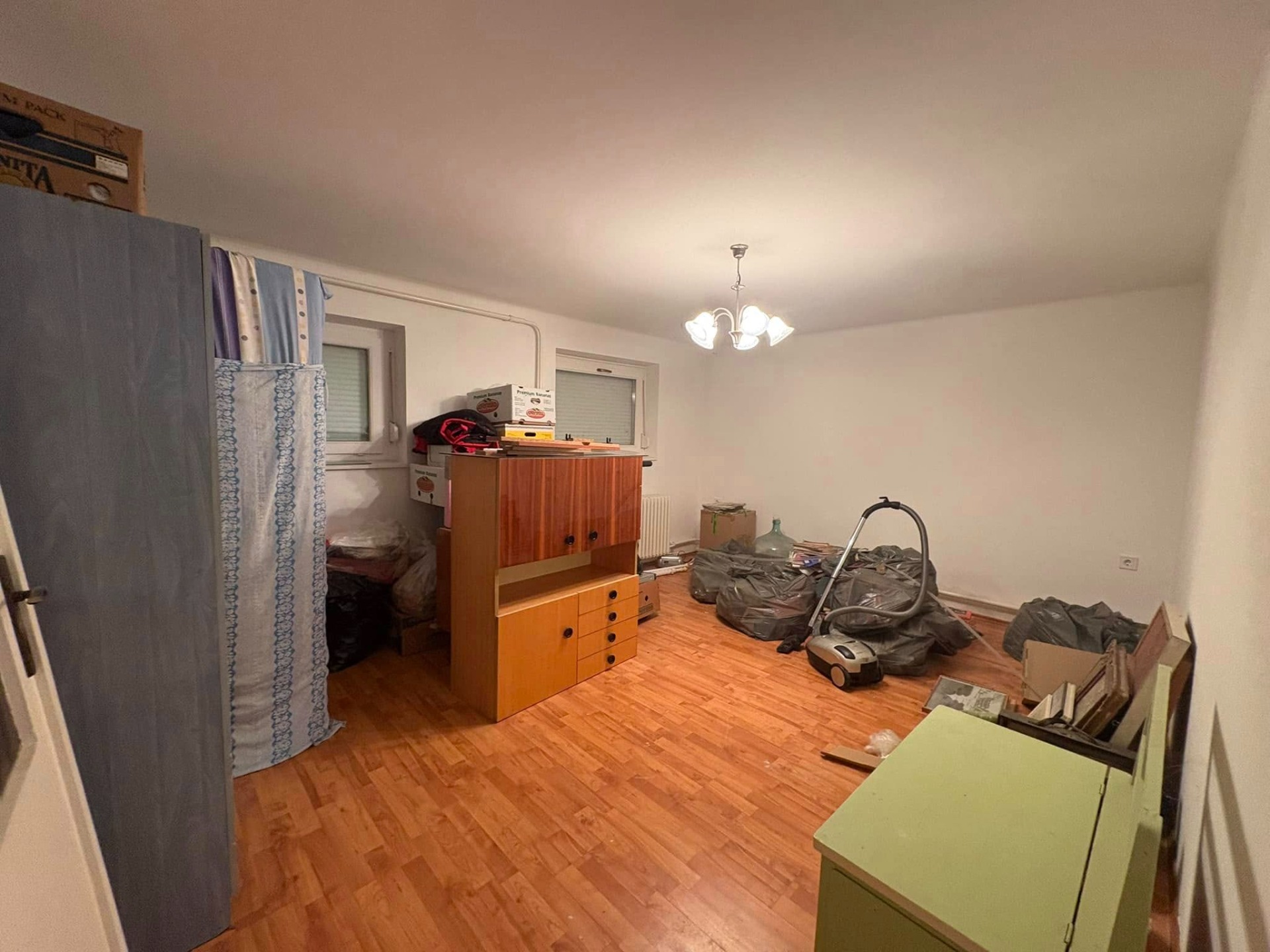 Eladó Szegeden, a Magyar utcában két szintes, két generáció együttélésére alkalmas 200 m²-es családi ház!