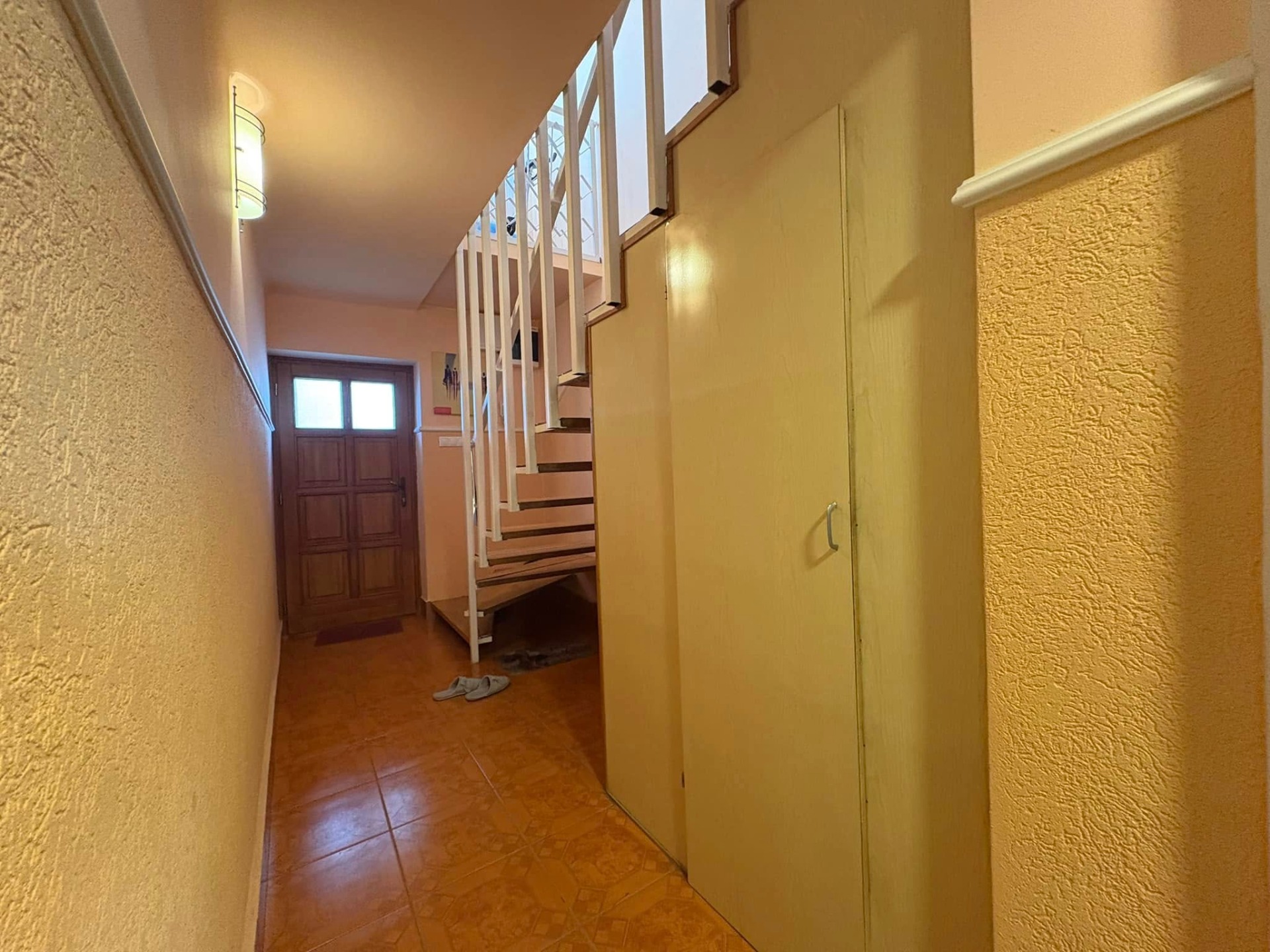 Eladó Szegeden, a Magyar utcában két szintes, két generáció együttélésére alkalmas 200 m²-es családi ház!