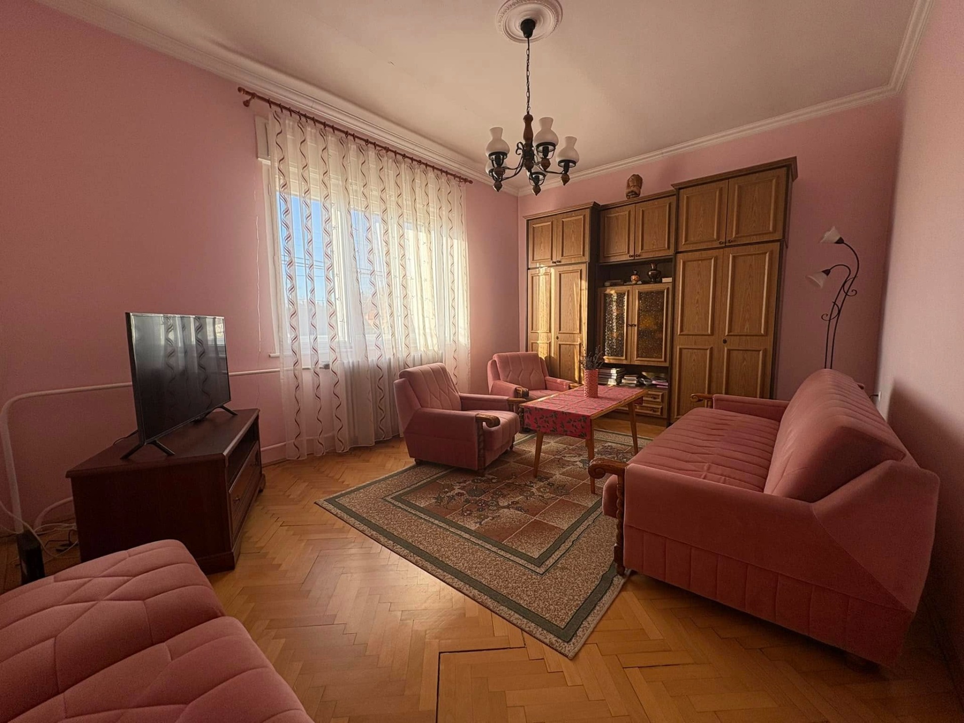 Eladó Szegeden, a Magyar utcában két szintes, két generáció együttélésére alkalmas 200 m²-es családi ház!