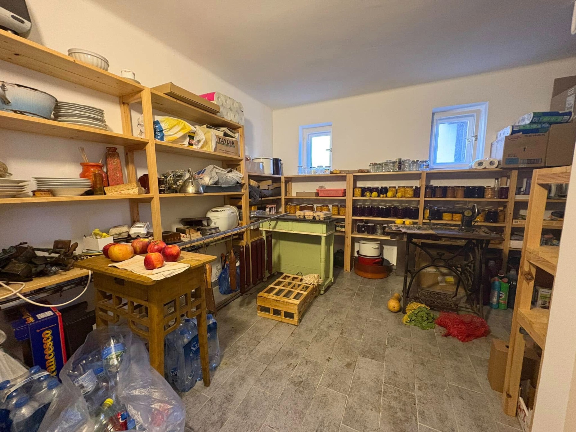 Eladó Szegeden, a Magyar utcában két szintes, két generáció együttélésére alkalmas 200 m²-es családi ház!