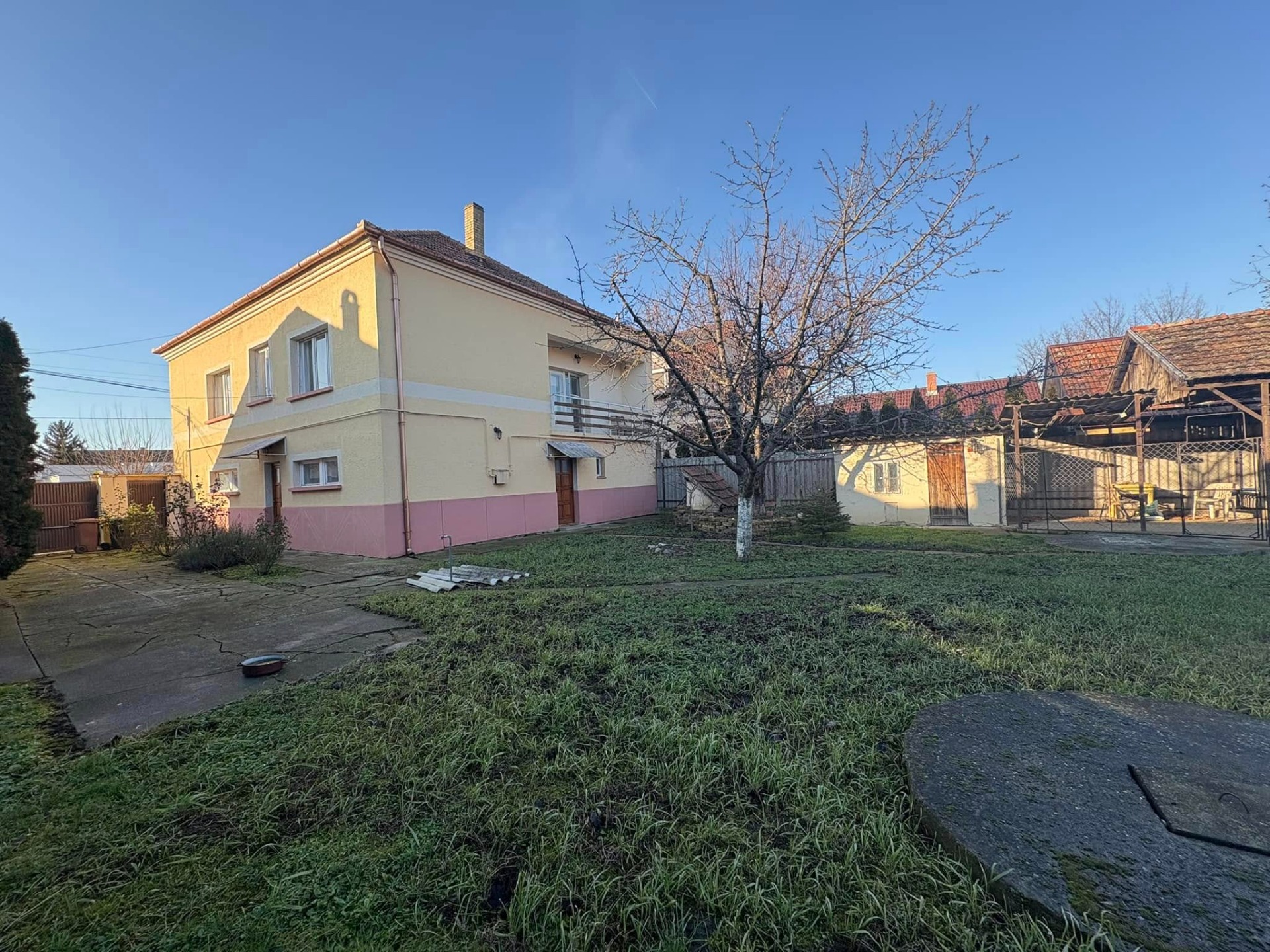 Eladó Szegeden, a Magyar utcában két szintes, két generáció együttélésére alkalmas 200 m²-es családi ház!