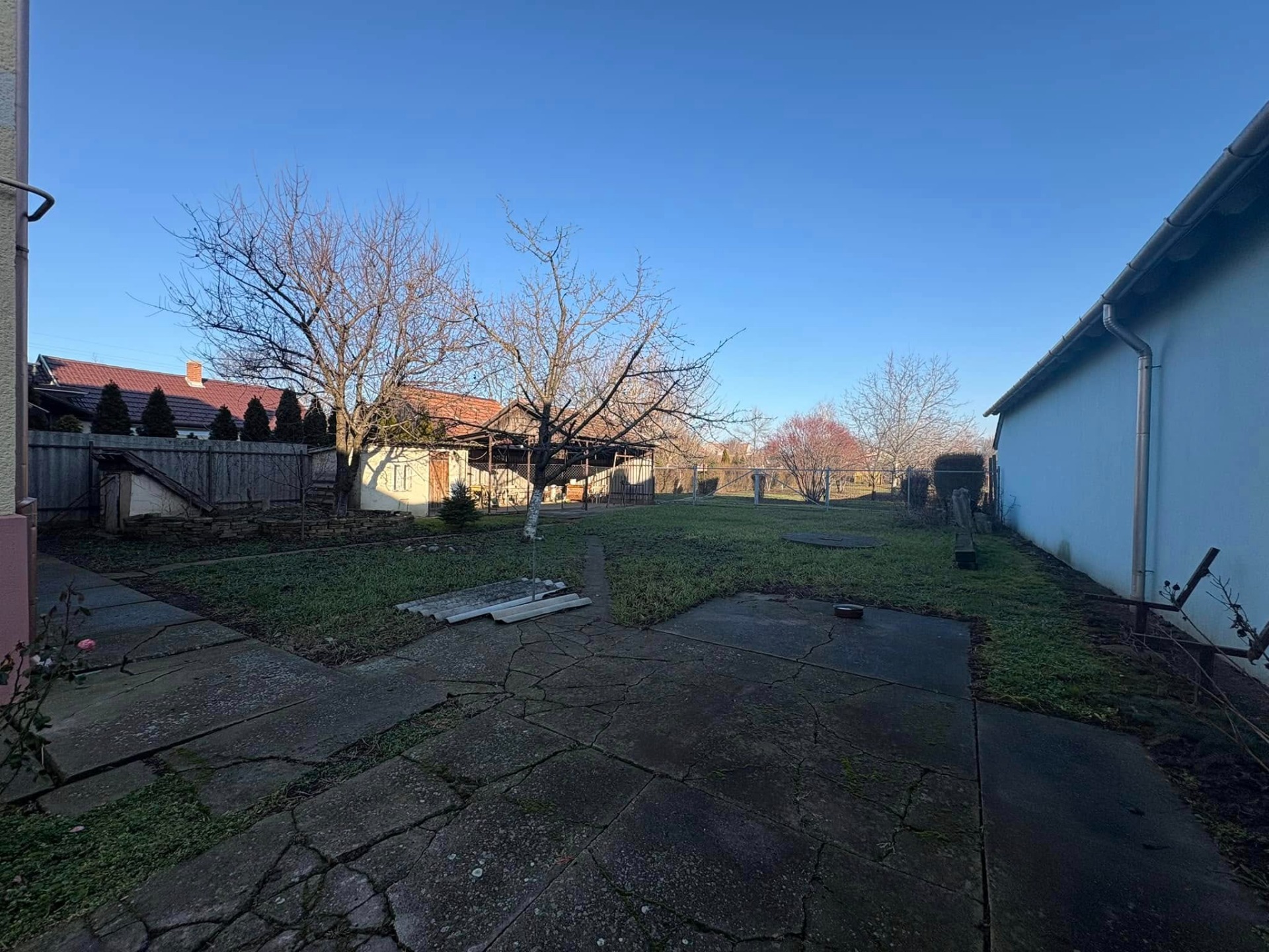 Eladó Szegeden, a Magyar utcában két szintes, két generáció együttélésére alkalmas 200 m²-es családi ház!