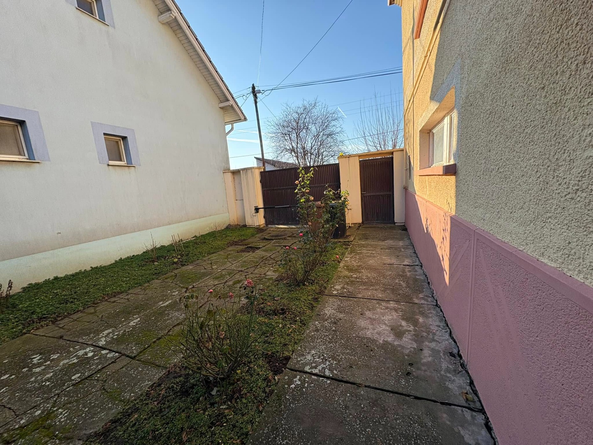 Eladó Szegeden, a Magyar utcában két szintes, két generáció együttélésére alkalmas 200 m²-es családi ház!