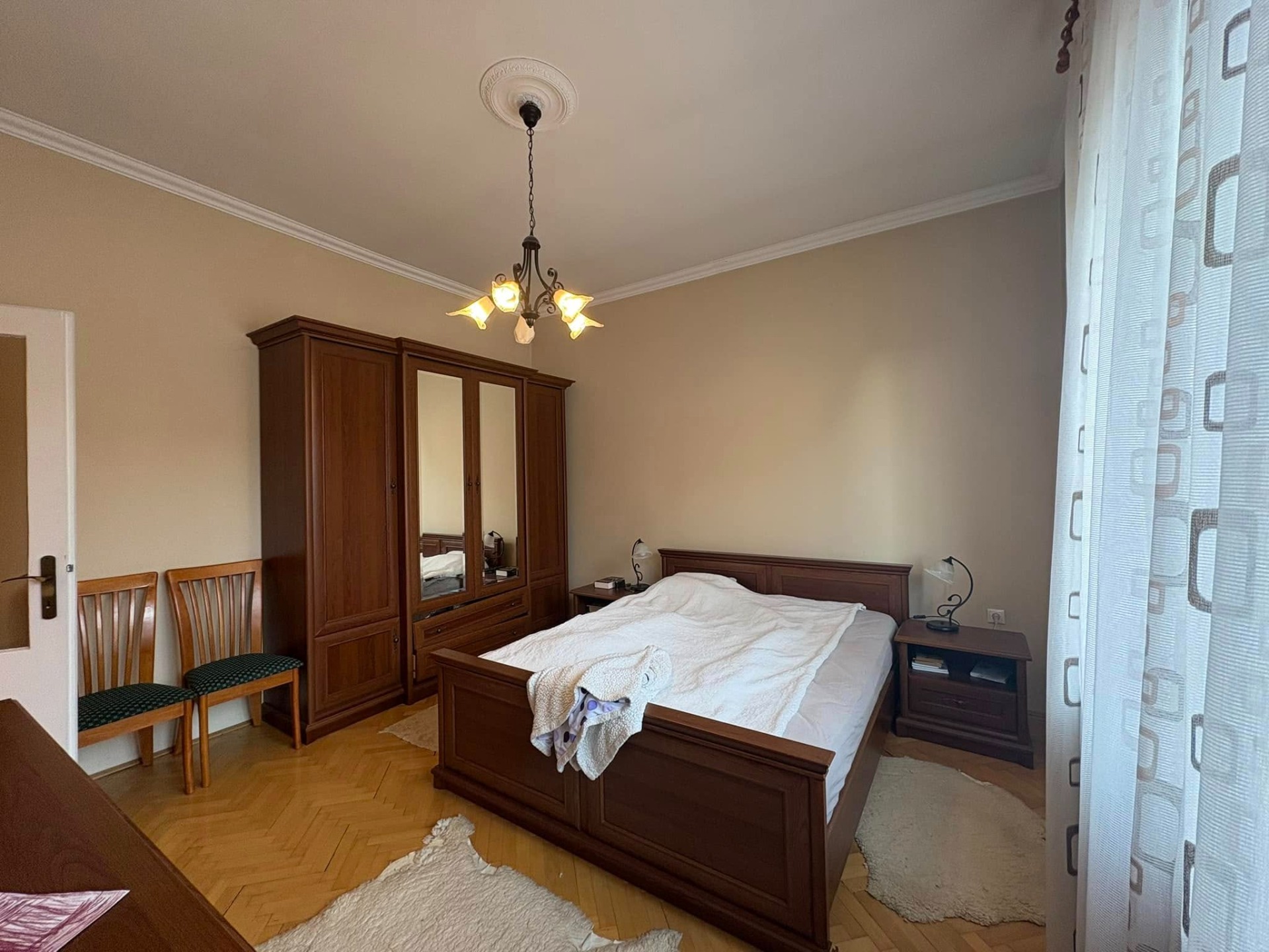 Eladó Szegeden, a Magyar utcában két szintes, két generáció együttélésére alkalmas 200 m²-es családi ház!