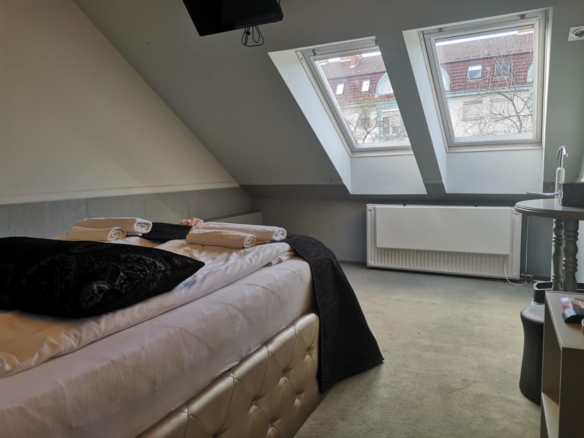 Eladó szállodaként működő, többfunkciós ingatlan Szeged belvárosához közel