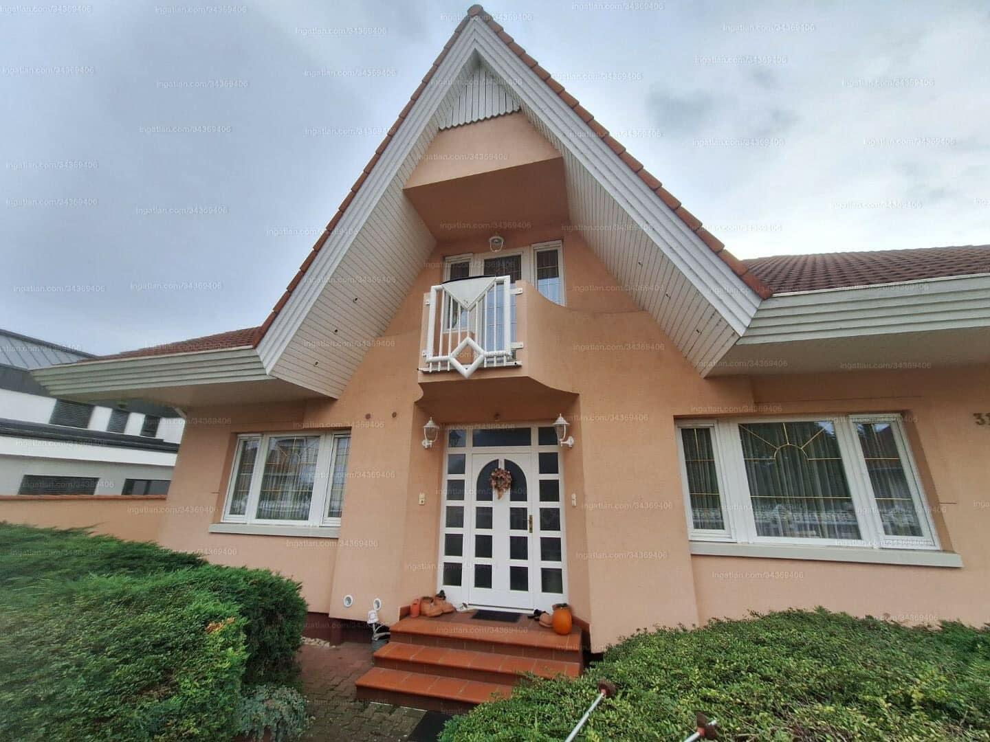 Eladó egy különleges családi ház Újszegeden!