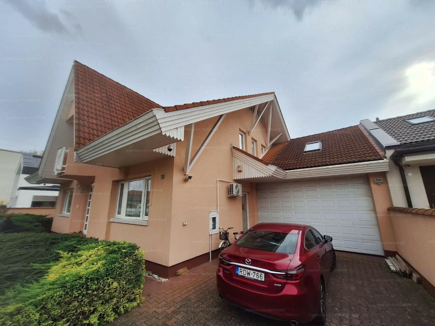 Eladó egy különleges családi ház Újszegeden!