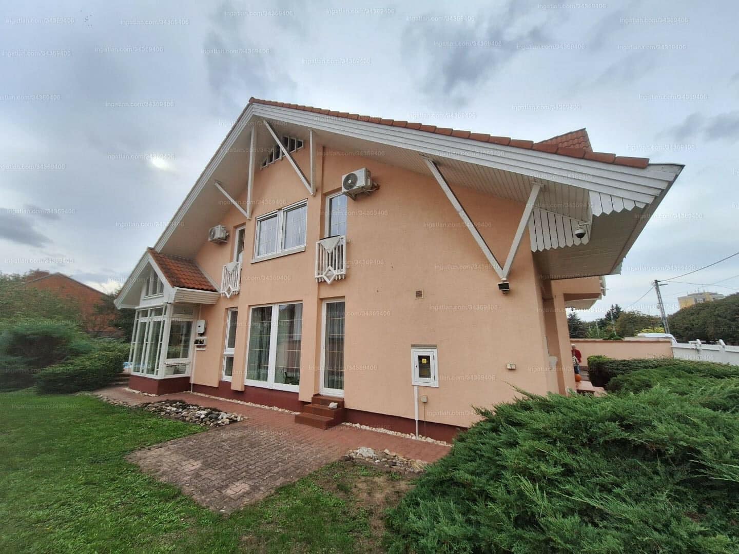 Eladó egy különleges családi ház Újszegeden!