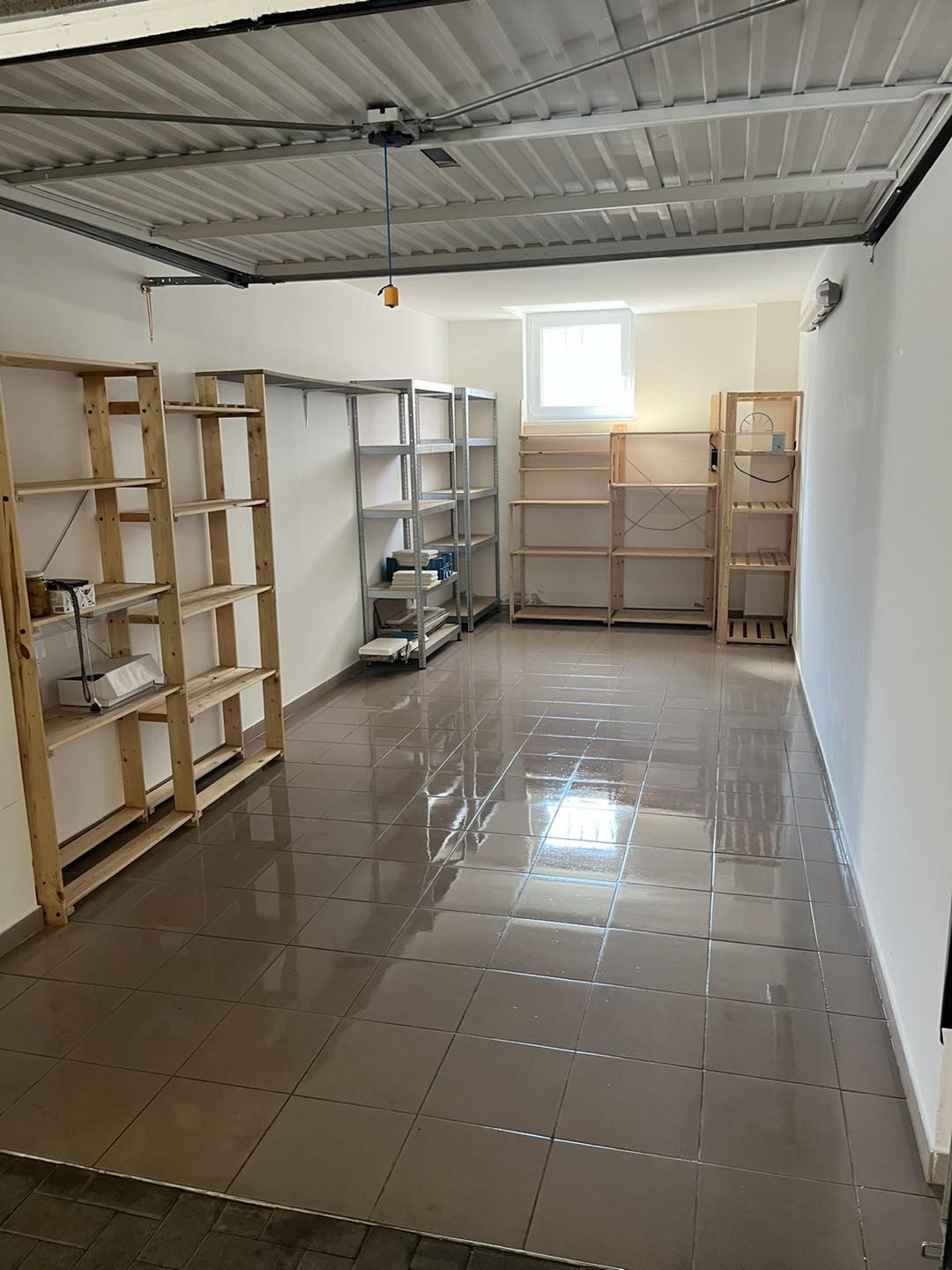 Eladó garázs Újszegeden, a Derkovits fasoron – Akár bérlővel együtt átvehető, zárt udvarban!