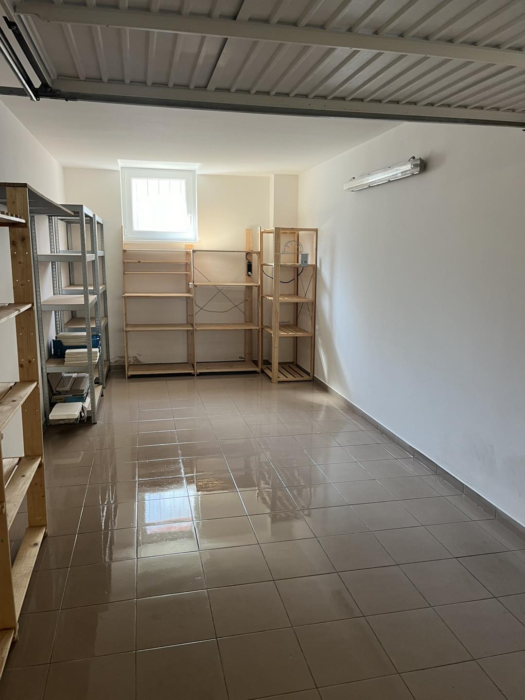 Eladó garázs Újszegeden, a Derkovits fasoron – Akár bérlővel együtt átvehető, zárt udvarban!